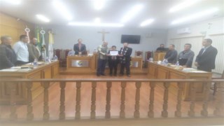 Câmara Municipal faz entrega de Moção de Congratulação n°28/2023 à ex Servidora Pública Municipal