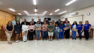 CÂMARA MUNICIPAL ENTREGA MOÇÕES A PROFESSORES E ALUNOS PELA PARTICIPAÇÃO NO CONCURSO EPTV NA ESCOLA. 